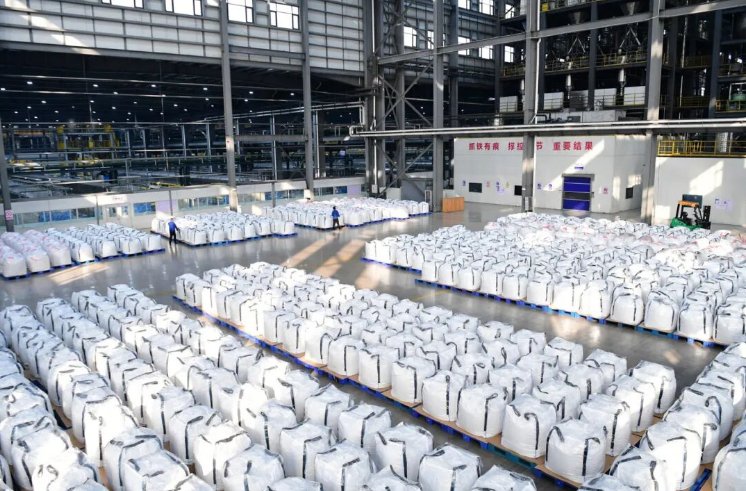 资料图：丰元（云南）锂能科技有限公司10万吨正极材料产能一期项目生产车间。（曾永洪 摄）