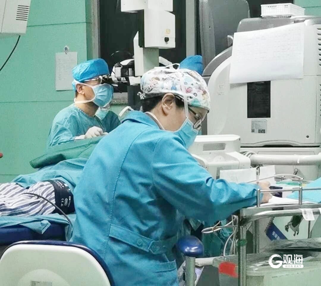 地铁救人的眼科护士（右）