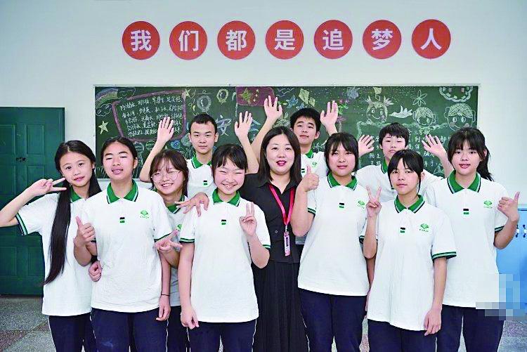 解红梅（黑衣者）和她的学生们
