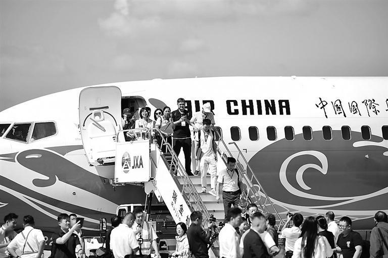 近日,由中国国际航空执飞的北京大兴至瑞金航班抵达瑞金后,乘客走出机舱。本组图片均由新华社发