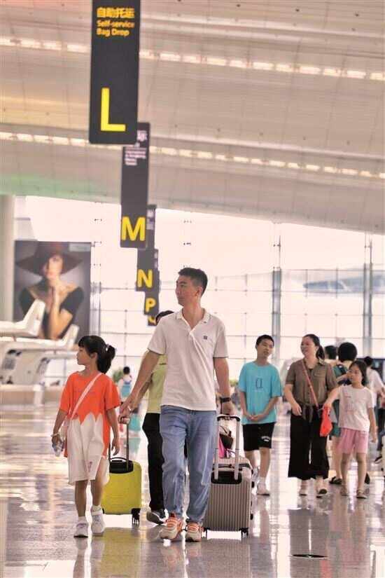 ■广州白云国际机场旅客。新快报记者 毕志毅/摄(资料图)