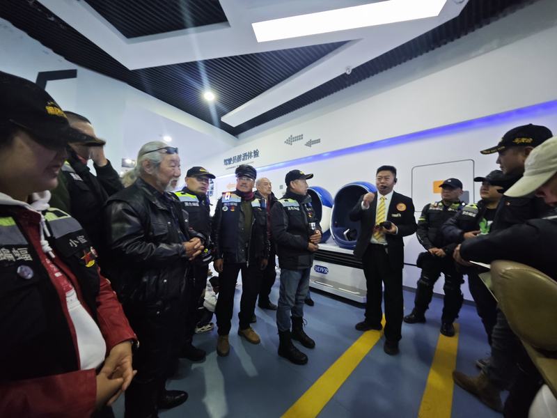 东方时尚驾校组织巡游队伍参观了北京市交通安全宣传教育基地。企业供图