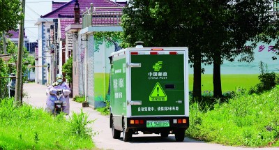 在江苏省海安市墩头镇双新村,无人快递车行驶在村道上。新华社发