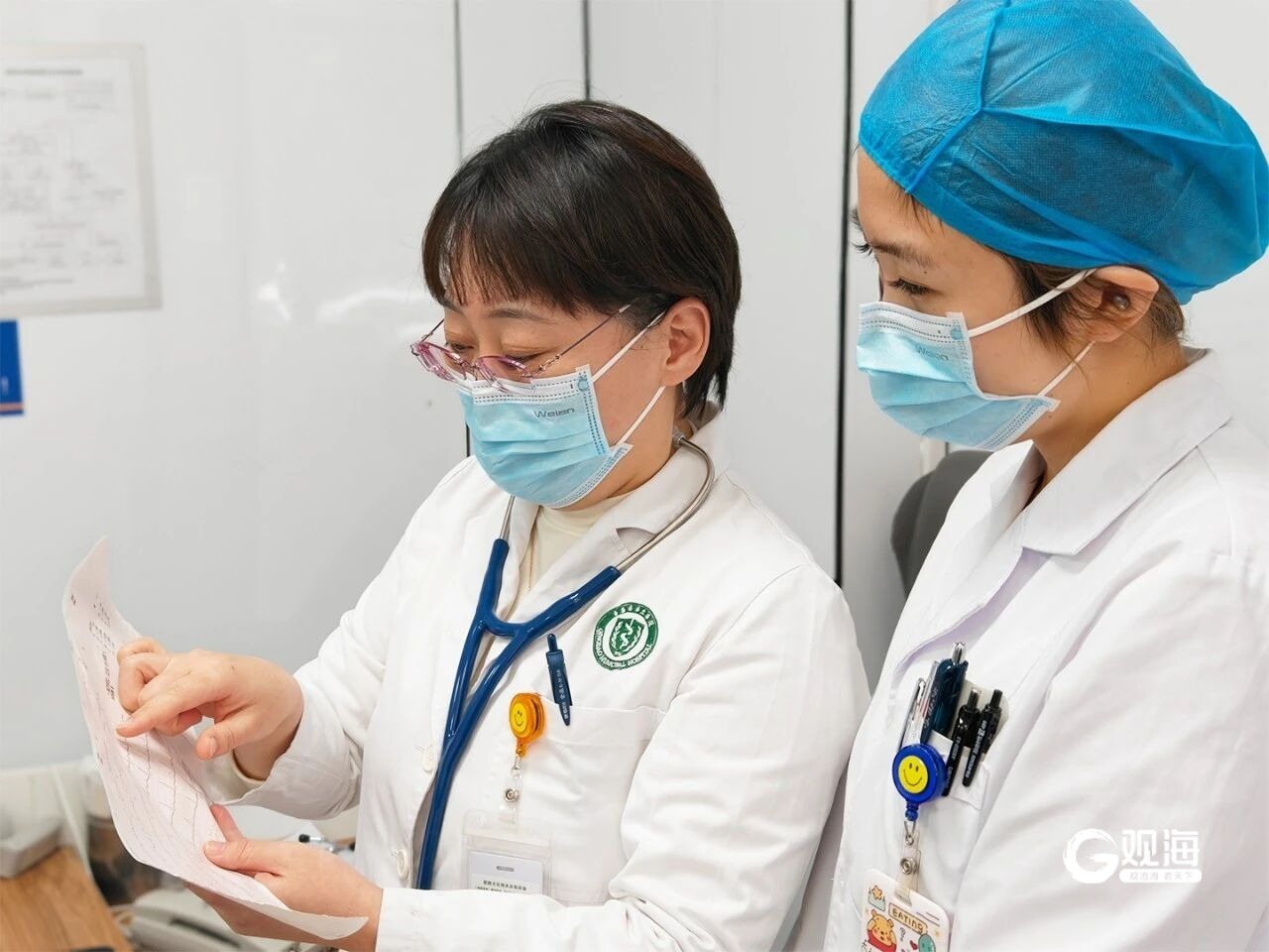 轮渡救人的医生（左）