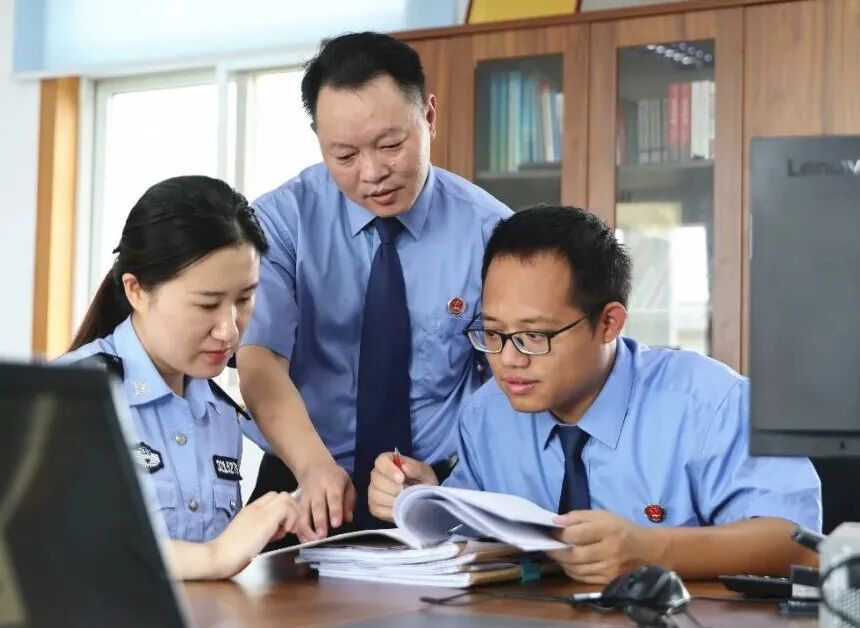 驻监检察官与监狱干警研讨相关案件情况。