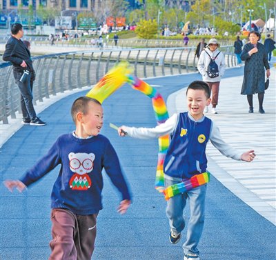 孩子们在苏州河边玩耍。  上海市普陀区融媒体中心供图