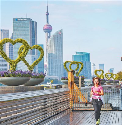 市民在上海杨浦滨江休闲健身。  人民网记者 王 初摄