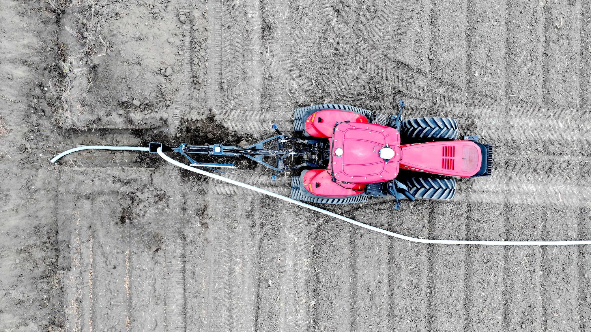 白色波纹管被精准“埋入”地下深处