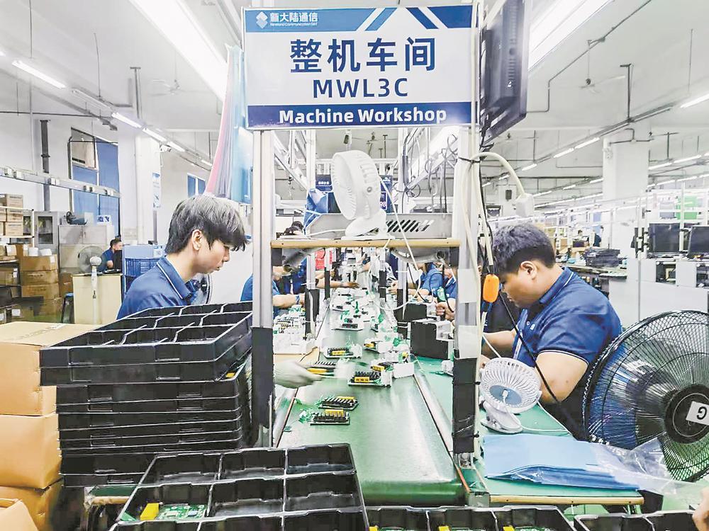 在新大陆科技集团智能制造中心,“精匠班”学生正在生产线上实习。本报记者 赵文娟 摄