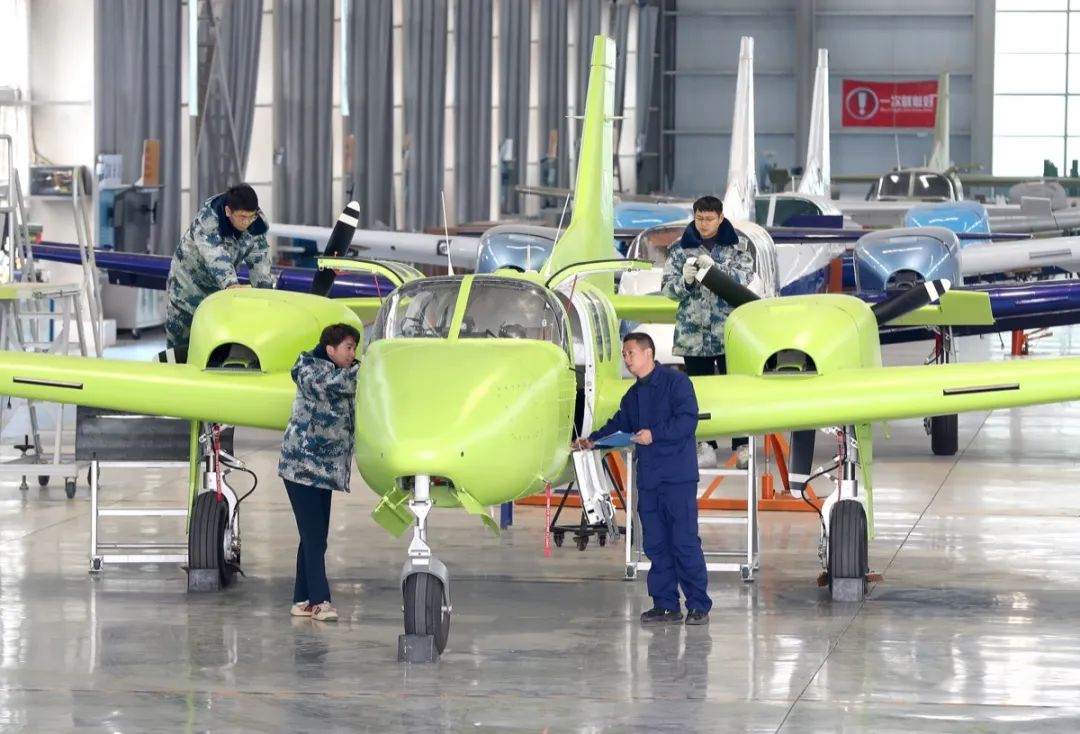 “荆门造”晨龙飞机出口尼日利亚,