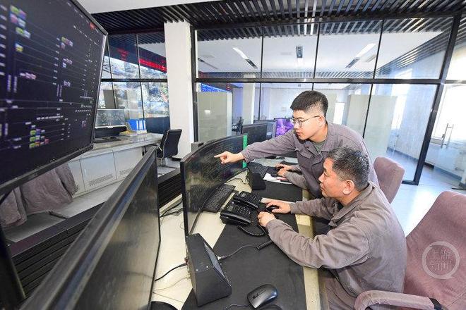 工人通过智能系统调运铁水运输。图片来源/河钢集团唐钢公司