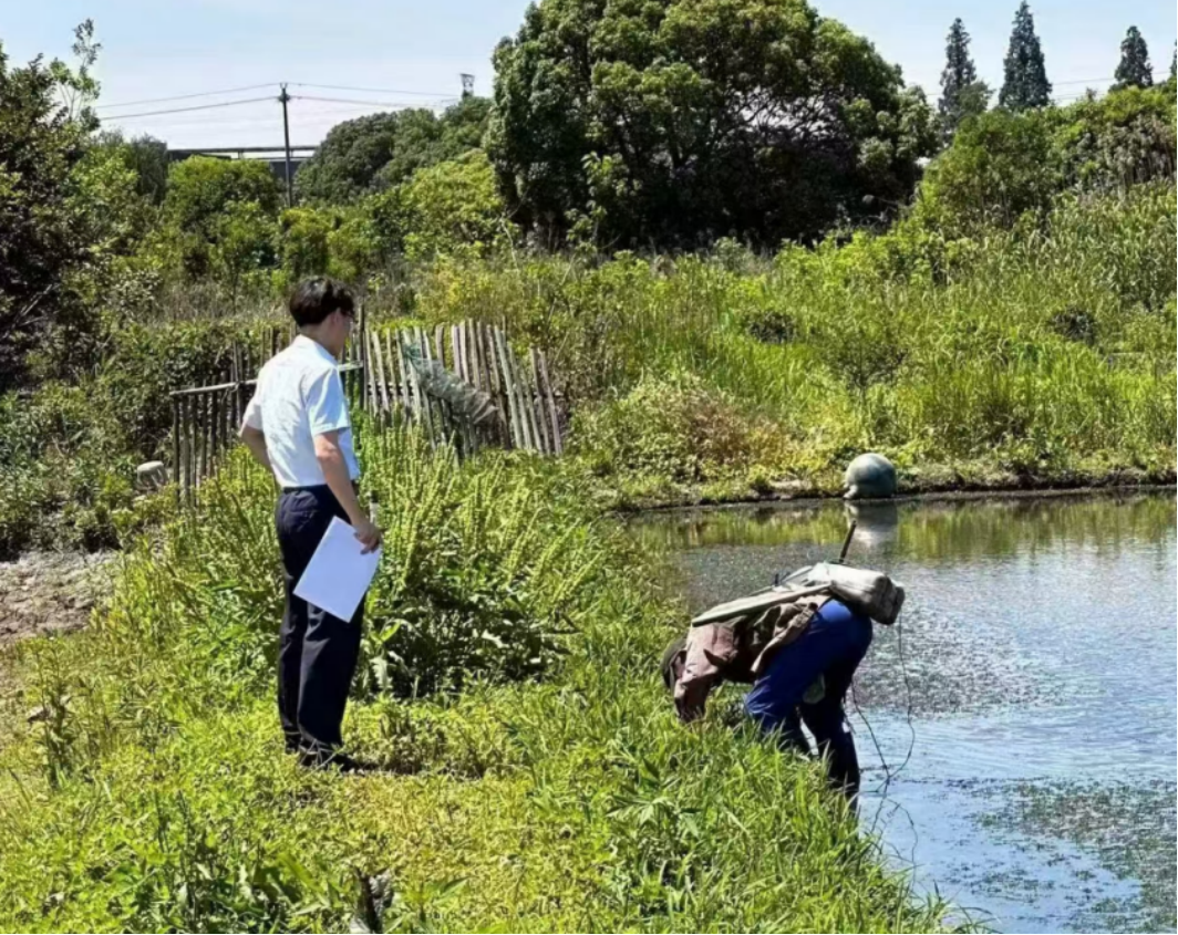 图为邮储银行德清县支行客户经理深入研判“稻渔共生”产业模式