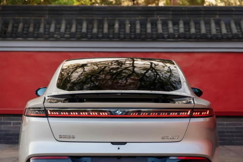 15 万新能源要兼顾通勤和出游？东风奕派 eπ007 把年轻人的需求摸得超准。