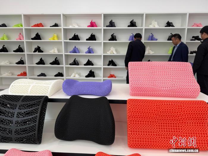 三维打印的运动鞋、靠枕等产品已经走向市场。刘林 摄