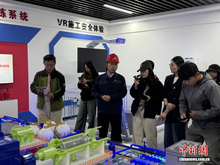 江苏国信苏盐储能发电有限公司副总经理杨素中向调研团讲解项目特色。刘林 摄