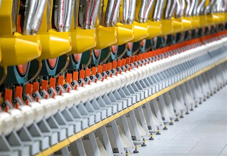 新乡化纤车间内机器正在运转。