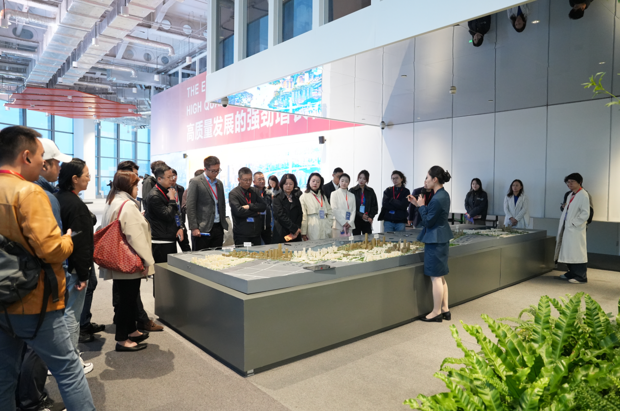 与会人士在上海市徐汇区考察调研