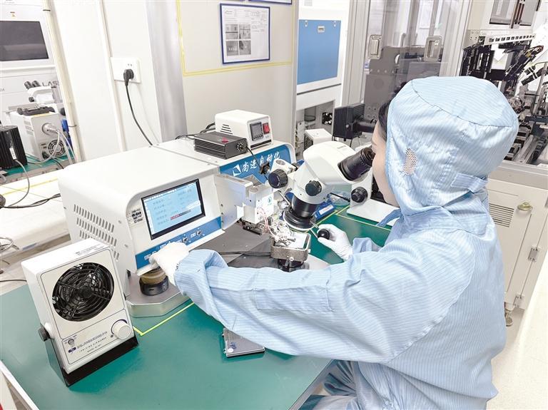 技术人员开展精密工艺操作。 刘晓阳摄