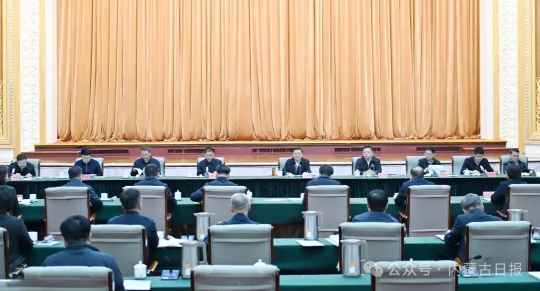 10月27日下午,自治区党委书记王伟中主持召开座谈会,听取包头市委和政府的工作汇报。草原云·内蒙古新闻网记者 马建兵 摄