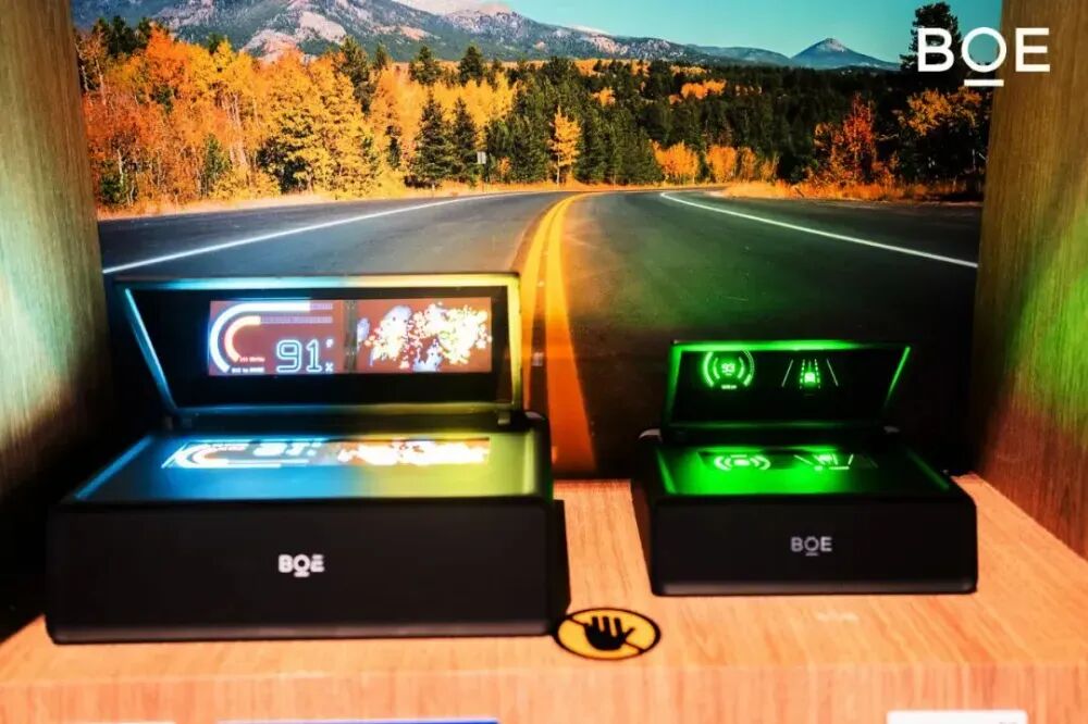 左：6.2英寸Micro LED HUD