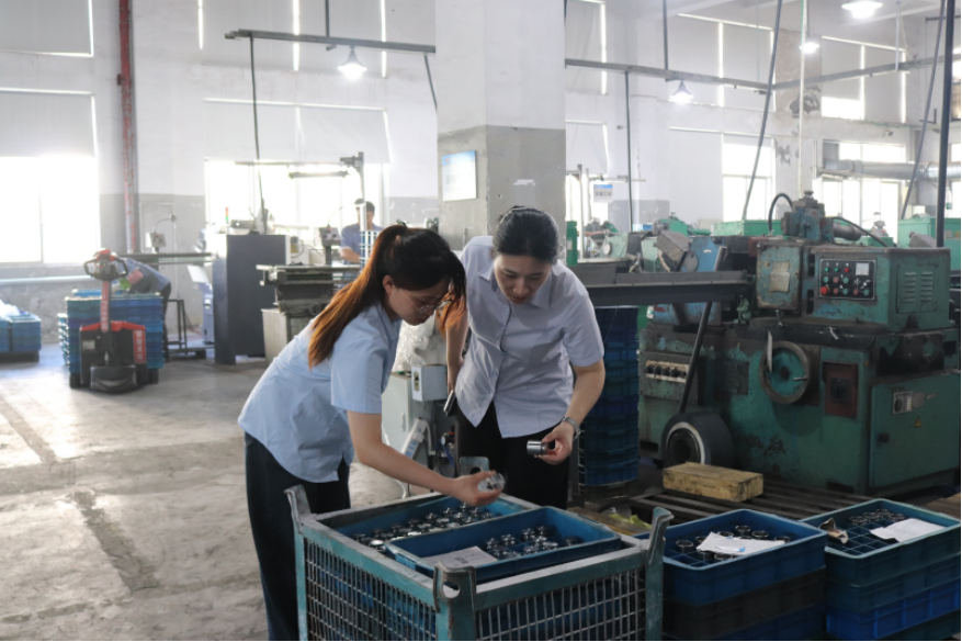 图为邮储银行玉环市支行客户经理赴台州万洲机械股份有限公司了解企业生产情况。