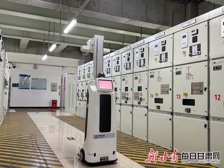 甘肃电投常乐电厂低压配电室机器人巡回检查的情景