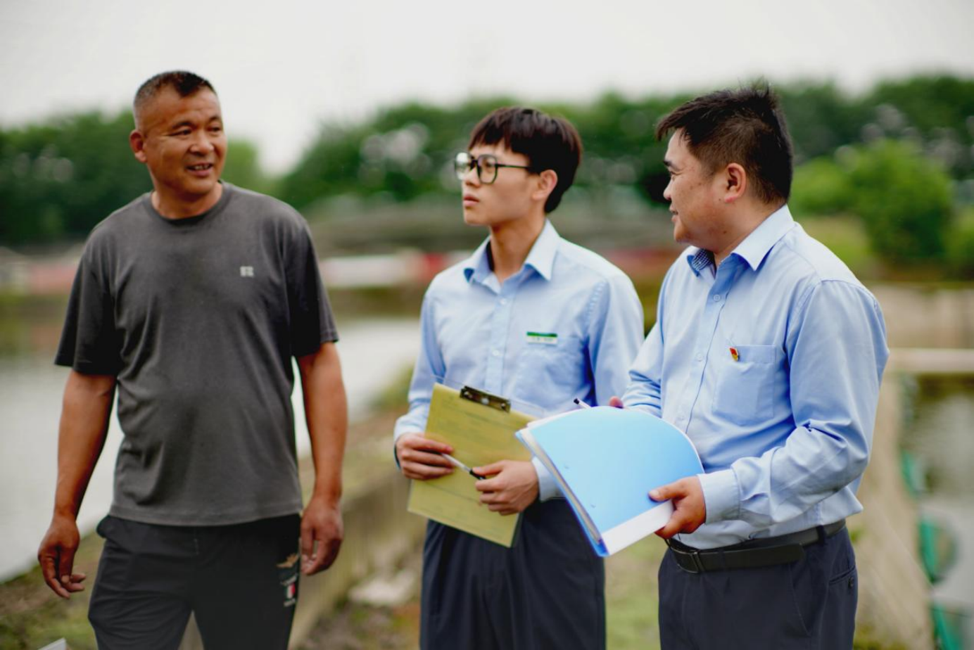 图为邮储银行德清县支行开展“金融下乡”专项走访