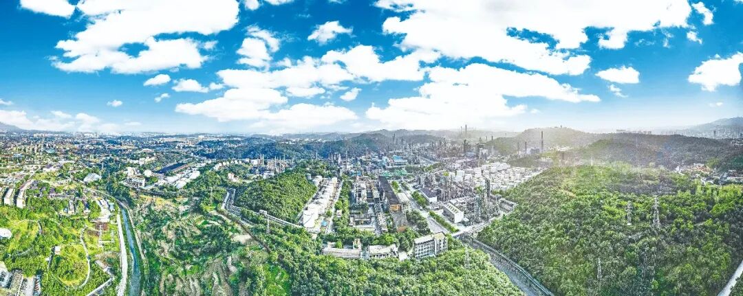 “十四五”期间,荆门石化“油转特”转型之路,成为荆门传统产业“焕新”的生动缩影。图为荆门石化厂区。 资料图