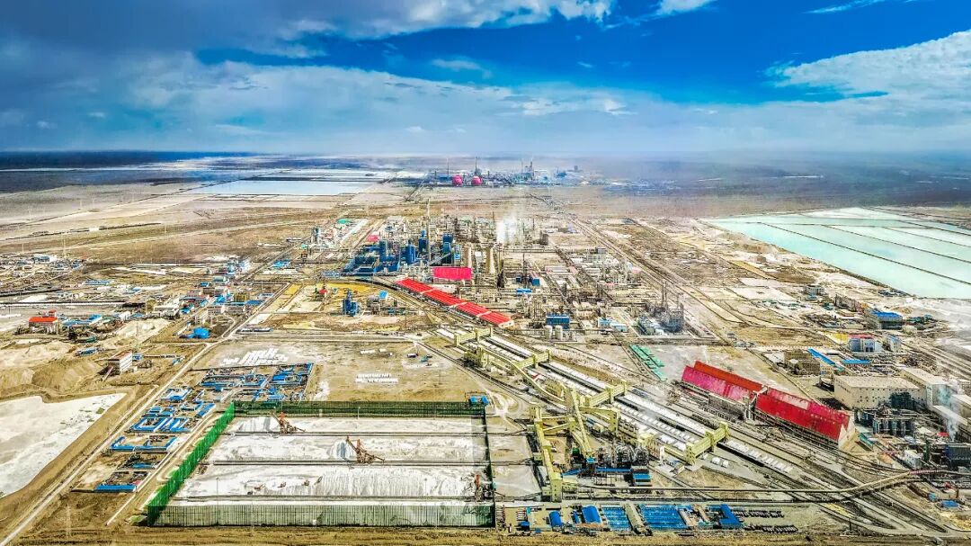 中国盐湖察尔汗盐湖产业区全貌