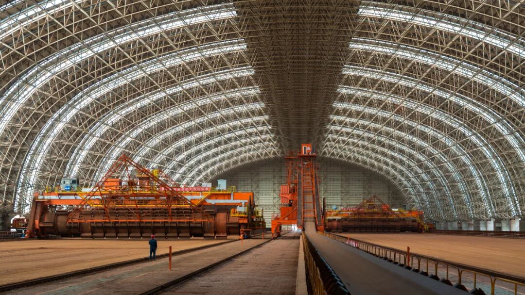 图为五矿发展受托管理的五矿曹妃甸公司矿石混配车间