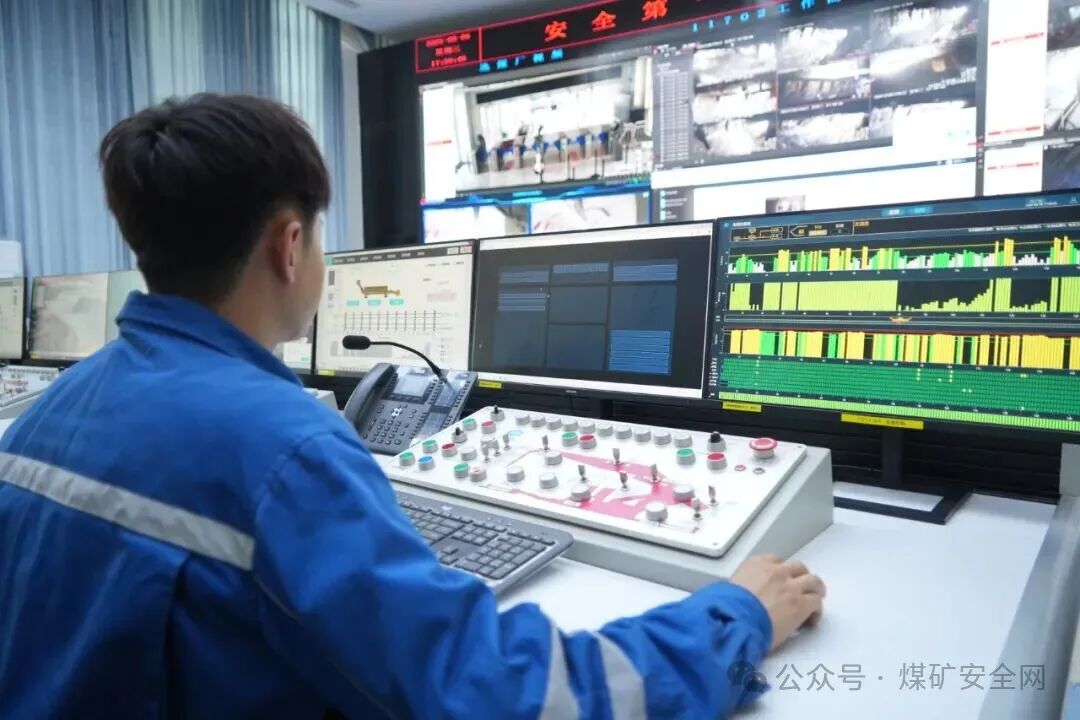 工作人员正在集控室内对全厂设备进行监控。融媒体中心记者 郭子毅摄