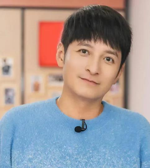 热搜爆了！49岁知名主持人正式回归