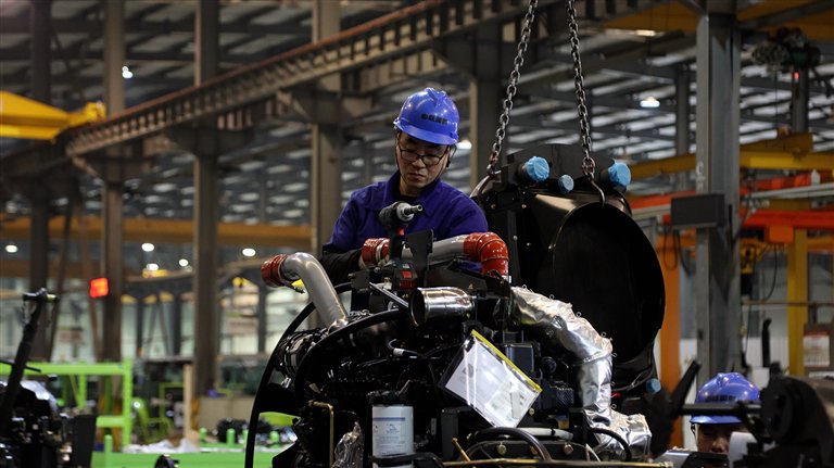 　中联重科生产车间的工人正在加紧生产订单产品。企业供图