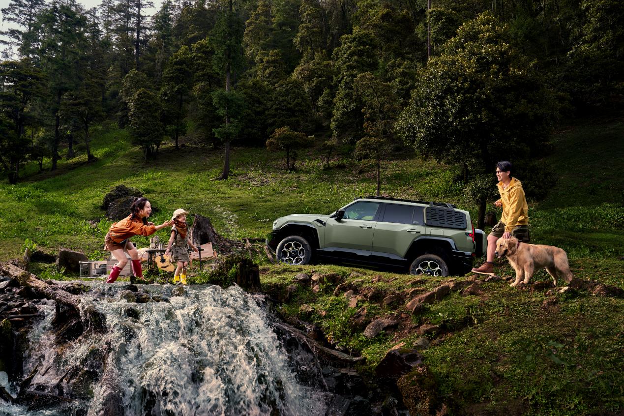 一面硬核翻山，一面把“暖床、热饮”备齐，猛士M817的体贴没得说