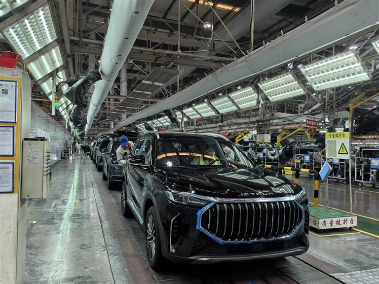奇瑞捷途整装车间内，工人正在检查刚下线的SUV。河南日报社全媒体记者 马青竹 摄