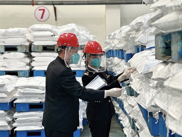 开封海关工作人员对辖区出口危化品进行查验。开封海关供图