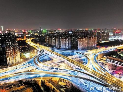 近日航拍的裕翔街与南二环互通立交夜景。（资料片） 图片来自石家庄经济高质量发展和城市更新图片展