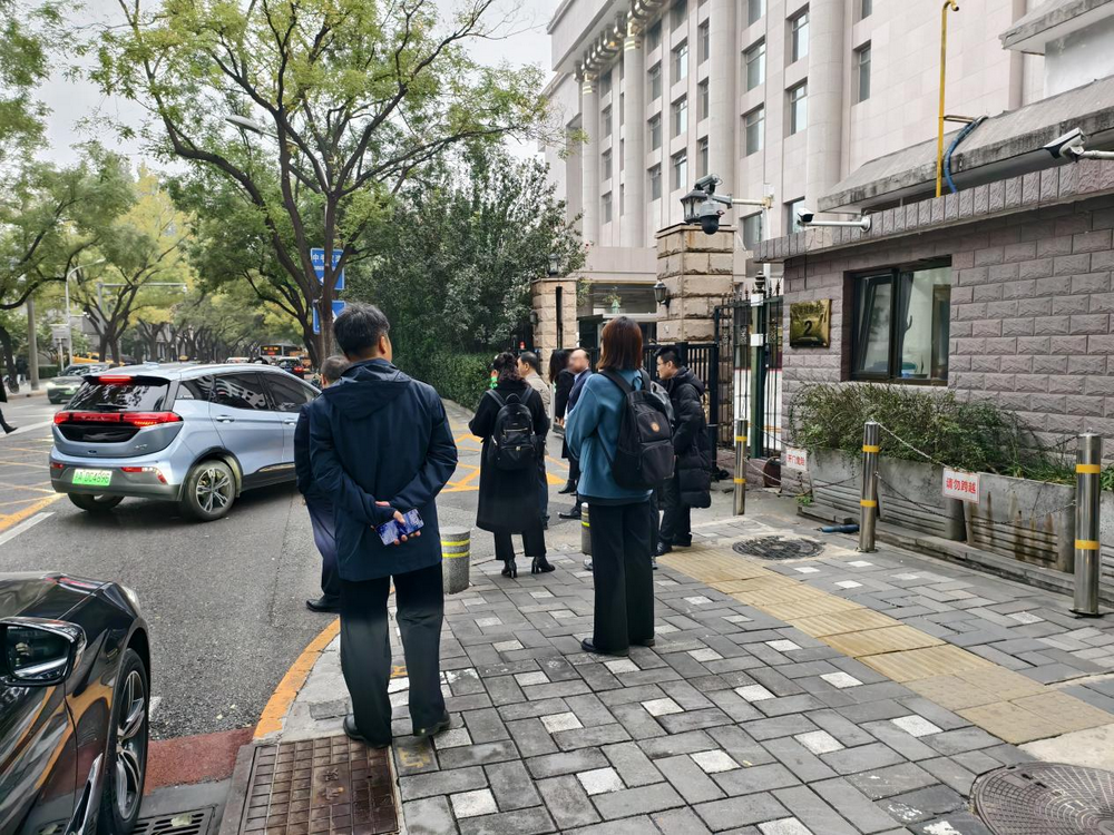 企业代表早间等候入场 图片来源：财联社记者/摄