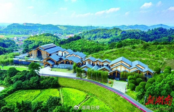 清溪村标志性的中国当代作家签名版图书珍藏外景。（益阳市委宣传部供图）