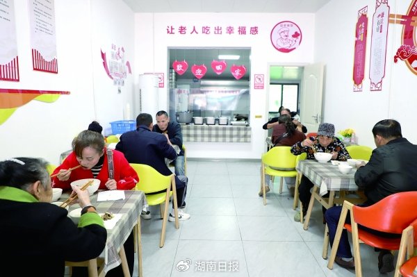 中午时分，会龙山街道龙山港社区益老食堂，老人们在吃饭。张佳伟 摄