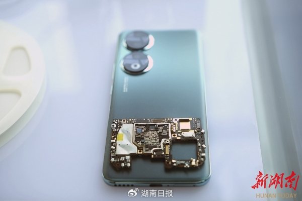 信维电子科技（益阳）有限公司生产的多层陶瓷电容器应用在手机上。雷鸿涛 摄