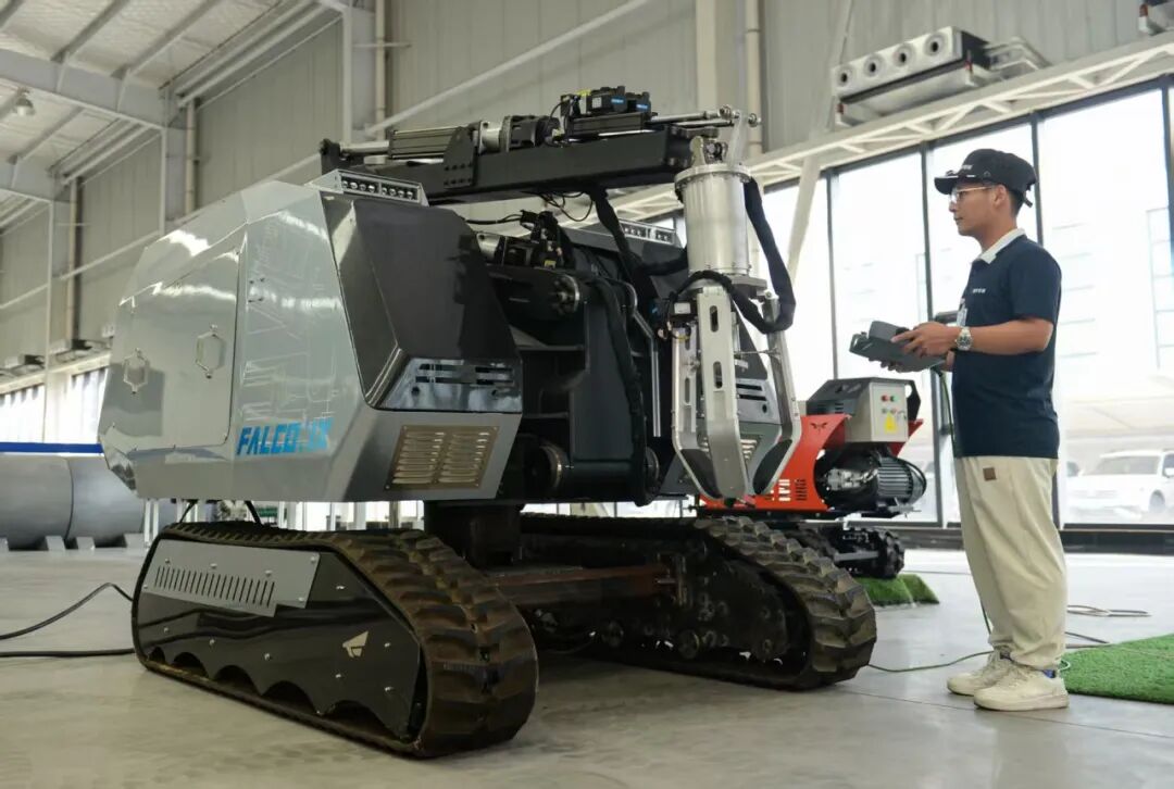 唐山鹰眼智能科技有限公司工作人员进行操作特种机器人 图/杜雯拓摄