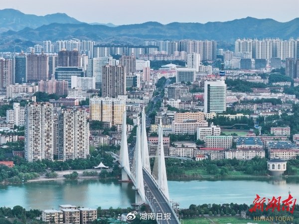 益阳市持续实施“三微”改造项目，让市民在日常生活中感受到城市温度。图为市中心城区一角。 张荣华 摄