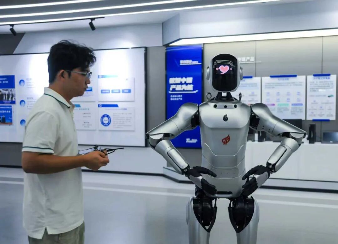 华安百唐公司工作人员与机器人进行互动 图/徐慧摄