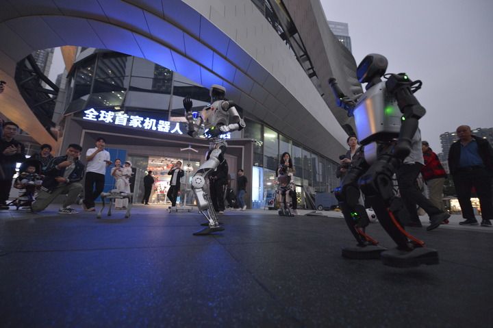  2025年10月28日，在位于深圳龙岗的全球首个机器人6S店门前，机器人进行舞蹈表演。新华社记者 刘力航 摄