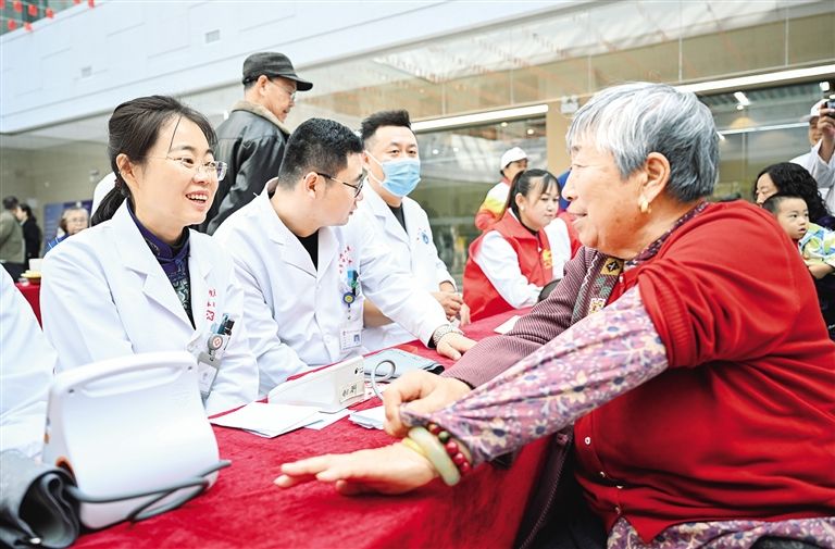 10月29日，医生在内蒙古鄂尔多斯市神华康城社区为社区居民义诊。 新华社发　　