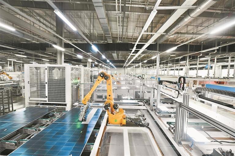 天合光能青海大基地生产车间。本报记者 李娜 魏雅琪 摄
