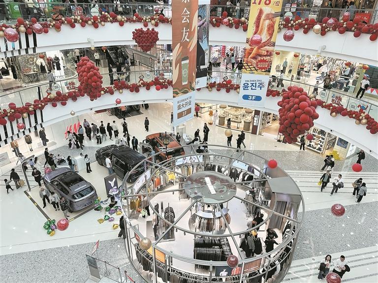 国庆假期，商场内的车展区域热闹非凡。本报记者 肉旦尖措 摄