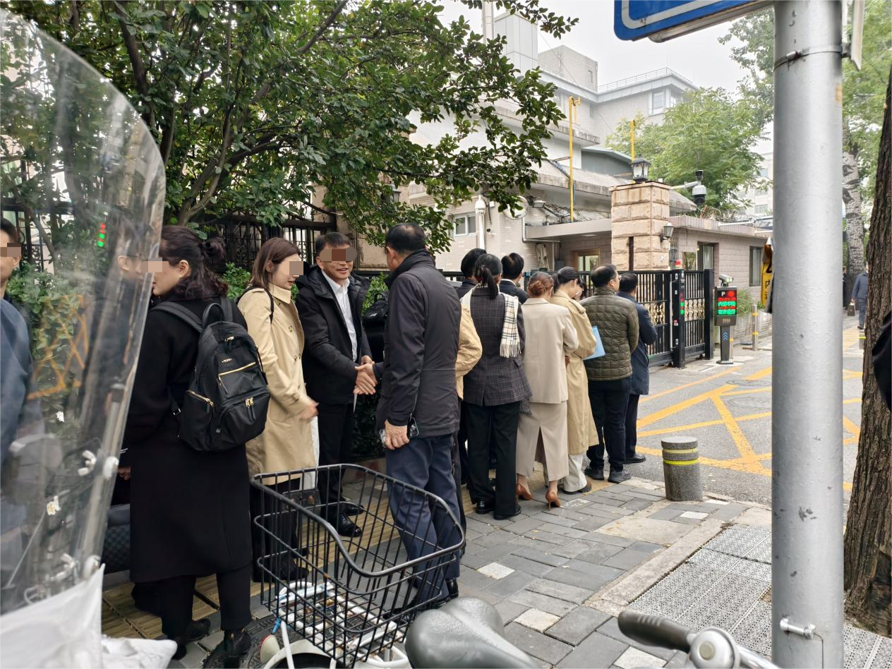 企业代表排队入场 图片来源：财联社记者/摄