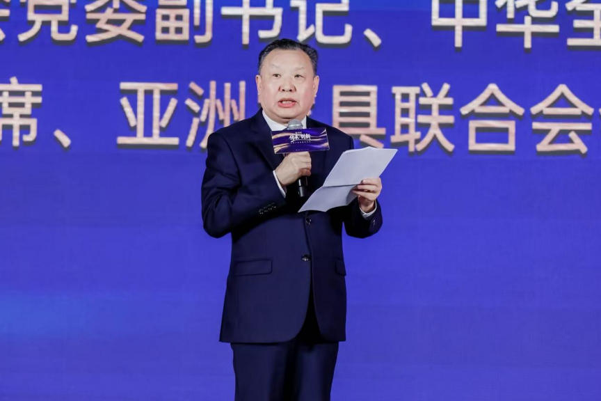 　　中国轻工业联合会党委副书记、中华全国手工业合作总社副主任、亚洲家具联合会主席徐祥楠（图片来源：居然之家）